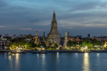Fototapeta premium Wat Arun Temple lit up at night in Bangkok