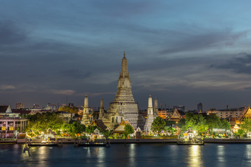 Naklejka premium Wat Arun in the evening in Bangkok, Thailand