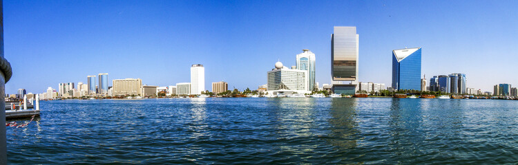 Fototapeta na wymiar Dubai, Twin Towers, Nationalbank, Dubai Creek, Vereinigte Arabis