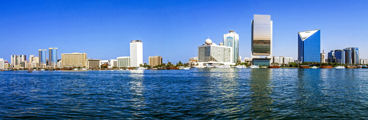Fototapeta na wymiar Dubai, Twin Towers, Nationalbank, Dubai Creek, Vereinigte Arabis