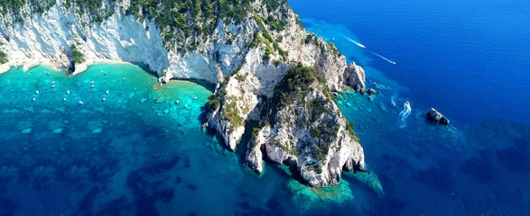 Zelfklevend Fotobehang Luchtfoto drone ultra brede foto van paradijselijke witte baai met turquoise heldere zee op het eiland Kefalonia, Ionian, Griekenland © aerial-drone