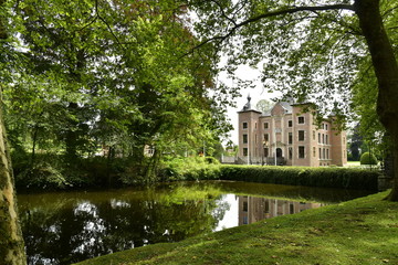 Fototapeta na wymiar L'étang ombragé et le château Coloma à St-Pieter-Leeuw 