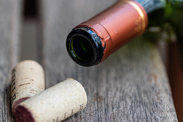 close de garrafa de vinho com rolha de cortiça