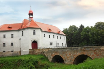 Fototapeta na wymiar Entrance gate to castle Vartenberk in Czech Republic