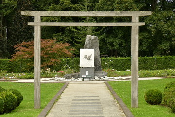 Petit monument au bout d'un chemin au domaine de la roseraie Coloma à St-Pieter-Leeuw
