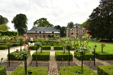 Fototapeta na wymiar Décoration paysagère du jardin près des dépendances du château à la roseraie Coloma à St-Pieter-Leeuw 