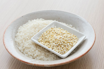 米粒麦と米