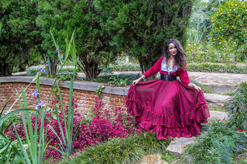Fototapeta premium Laide medieval passeando pelos jardins do castelo