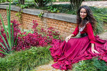 Laide medieval passeando pelos jardins do castelo