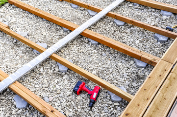 Terrassen Unterkonstruktion Schotter Kies Lärchenpfosten, Drain