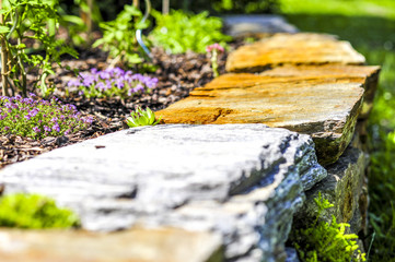 Naturgarten mit Trockensteinmauer