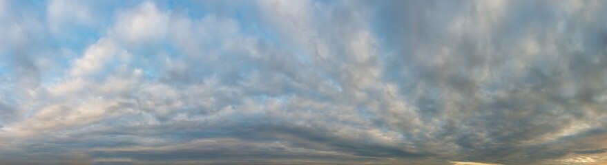 Fototapeta premium Fantastyczne chmury o wschodzie słońca