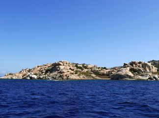 Fototapeta na wymiar immagine estiva de l'isola de La Maddalena in Italia, tra macchia mediterranea e mare blu