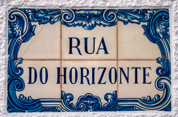 Plaque signalétique de la rue de l'Horizon à Nazaré, Portugal