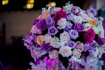 Flores de evento con colores fuertes