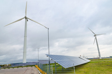 Возобновляемая альтернативная экологически чистая энергия солнца и ветра, добывается используя солнечные батареи и ветрогенераторы позволяет сохранить экологию земли. - 311619206