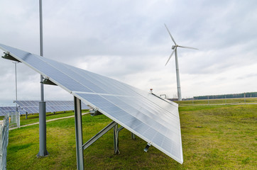 Возобновляемая альтернативная экологически чистая энергия солнца и ветра, добывается используя солнечные батареи и ветрогенераторы позволяет сохранить экологию земли. - 311619225