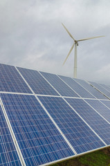 Возобновляемая альтернативная экологически чистая энергия солнца и ветра, добывается используя солнечные батареи и ветрогенераторы позволяет сохранить экологию земли. - 311619401