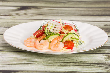 salad with shrimp and cucumber