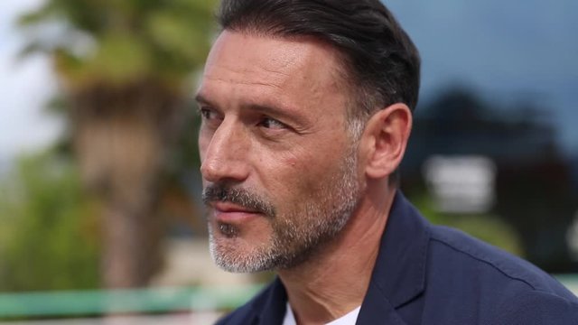 Primer plano de hombre de mediana edad con aptitud relajada