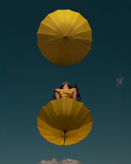 Fototapeta premium MUJER SALTANDO CIELO SOMBRILLA