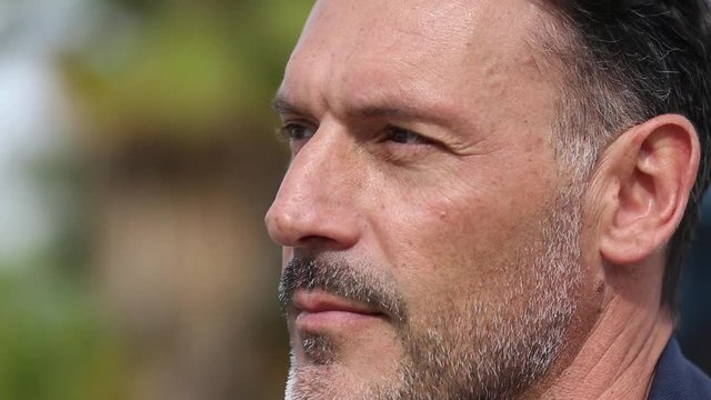 Primer plano de hombre de mediana edad con aptitud relajada