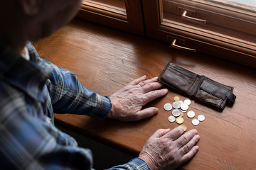 Hands of an old man and counting money, coins. The concept of poverty, low income, austerity in old age. - obrazy, fototapety, plakaty