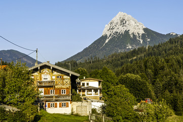Traditionelles Bauernhaus mit Blick auf die Alpen, Österreich,