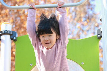 Fototapeta premium 公園で遊ぶ女の子