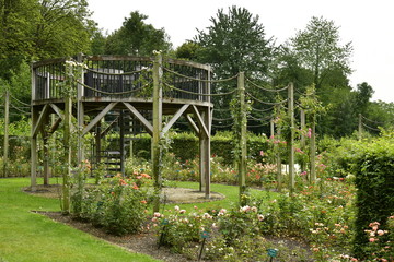 Petites structures de décoration à la roseraie Coloma à St-Pieter-Leeuw