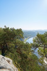 Fototapeta na wymiar Blick von der Bastei auf den Fluss Elbe und die Stadt Rathen im Elbsansteingebirge