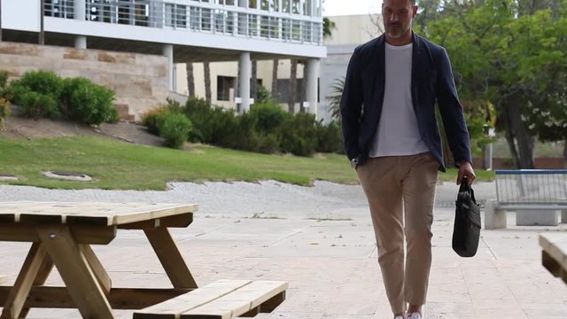 Hombre paseando relajado 