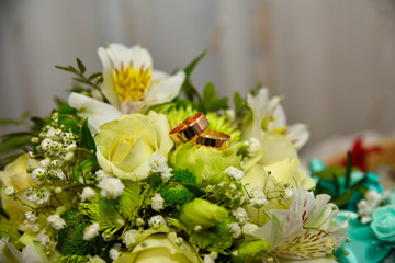 wedding rings and a beautiful bridal bouquet of flowers