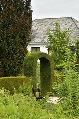 Coin reposant au milieu de la végétation luxuriante de la roseraie du château Coloma à...