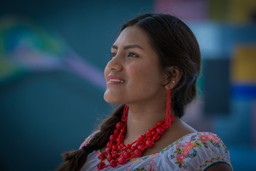 chica latina con traje otavaleño