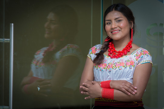 mujer latina sonriente con blusa bordado