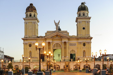 Fototapeta na wymiar Kuba, Santiago de Cuba, Parque Cespedes, Kathedrale Santa Iglesi