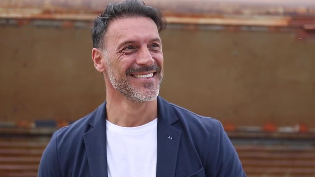 Hombre de mediana edad en primer plano sonriendo