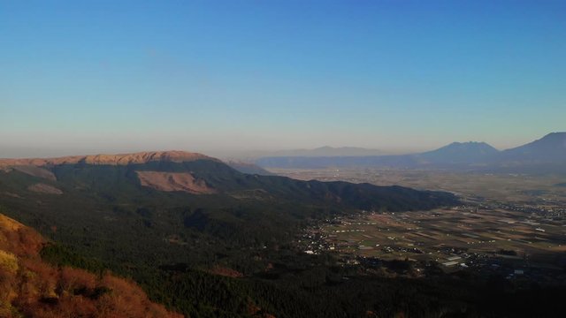 夕陽に染まる阿蘇のカルデラと大観峰を空撮