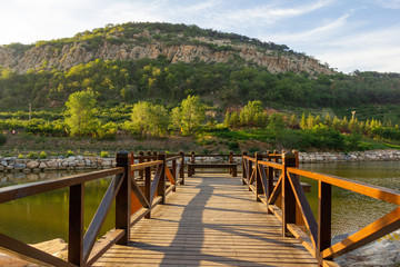 Obraz premium Wooden bridge in the middle of Yanshen Lake