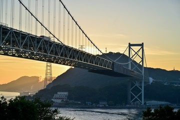 朝日に照らされた関門海峡の情景＠山口