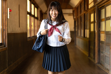 Obraz premium 廊下の女子高生