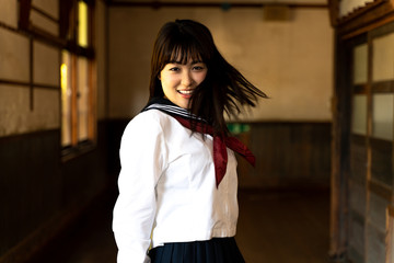 廊下の女子高生