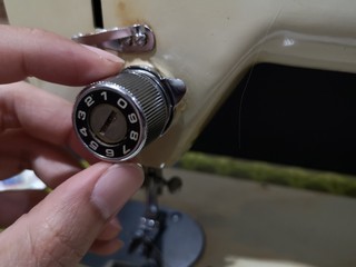 Industrial sewing machine, manual number adjustment
