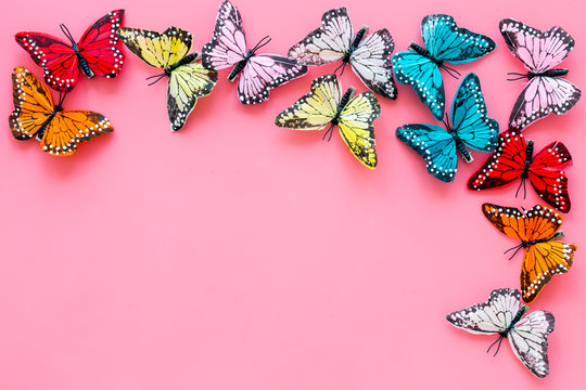 Những bướm đa sắc trên nền hồng sẽ cho bạn cảm giác như đang được chìm đắm vào một thế giới đầy sắc màu. Hãy cùng chiêm ngưỡng bộ ảnh tuyệt đẹp này và cảm nhận sự yên bình và đẹp đẽ của những bướm đầy sắc màu.