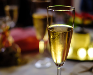 Glas Sekt vor unscharfem Hintergrund