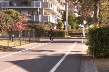 交差点　道　曲がる　自転車　人　自転車に乗る人　曲がり角　