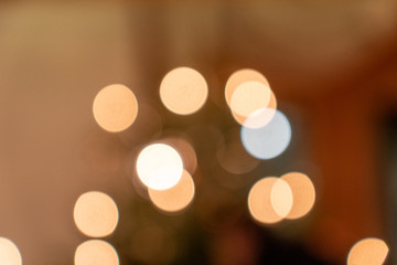 Verschwommene Lichter eines Weihnachtsbaumes