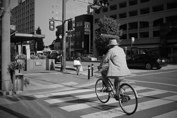 横断歩道を渡る自転車