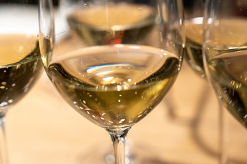 Gläser mit Champagner auf Tisch